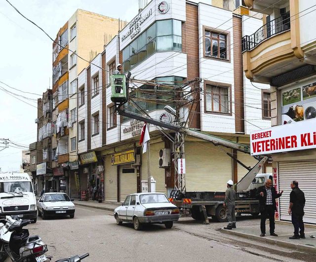 Dicle Elektrik, Şanlıurfa'da saatte 70 km'ye ulaşan fırtınada gece boyu arıza müdahalesi yaptı