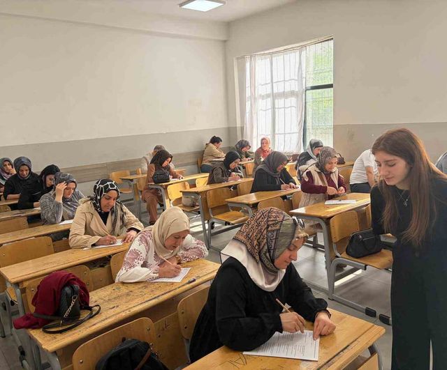 Diyarbakır'da Mehmetçik Anadolu Lisesi'nde Veliler, 'Velilerle Kitap Okuma' Etkinliğinde Okudukları Kitaptan Sınava Girdi
