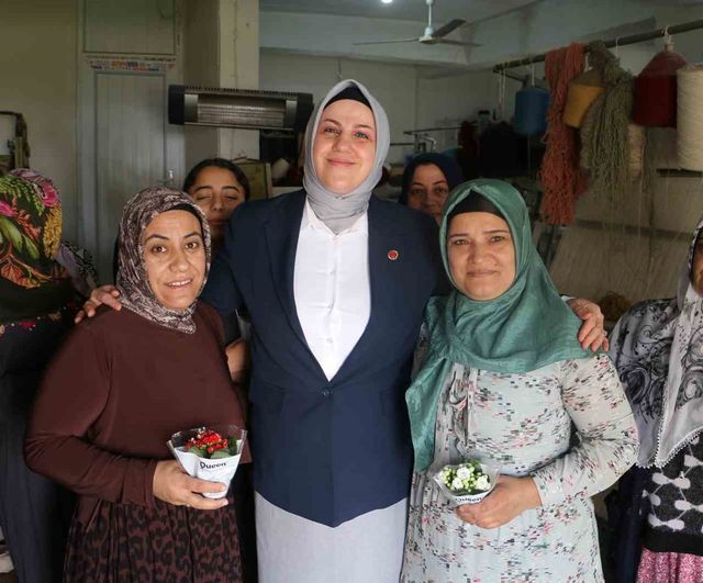 Diyarbakır'da Muhtar Dilek Demir Anneler Günü'nde Mahalle Kadınlarına Çiçek Dağıttı