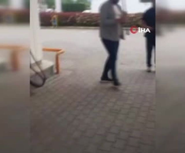 Düzce’de akaryakıt istasyonunda müzikli anlar: Klarnetçi ve davulcu çaldı, pompacı oynadı