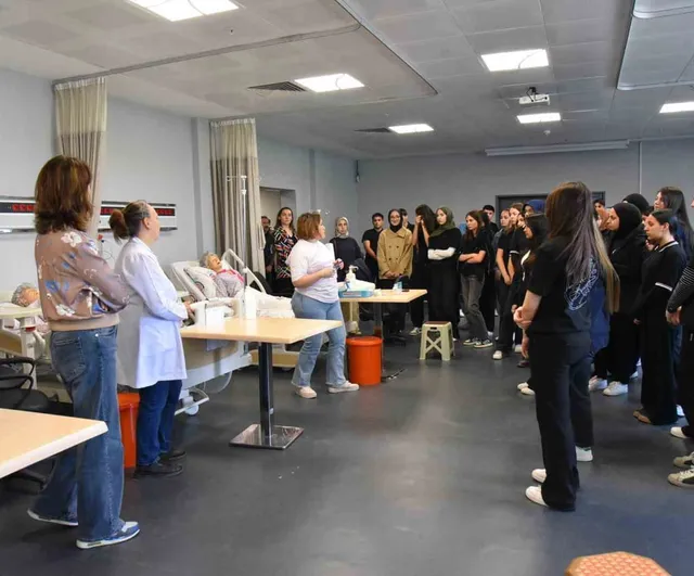 Düzce İbn-i Sina Lisesi Öğrencileri Düzce Üniversitesi Sağlık Eğitimini Yerinde İnceledi