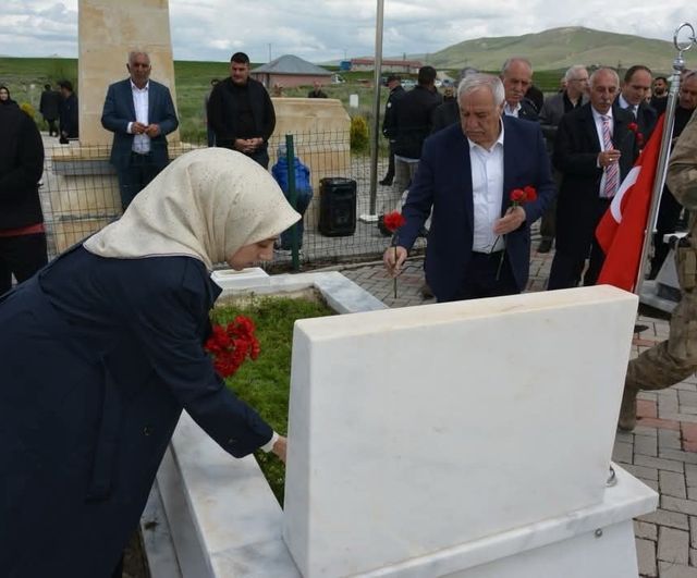 Edebük'te 15 Mayıs 1994'te Şehit Edilen 9 Sivil, Şehadetlerinin 32. Yılında Kabirleri Başında Anıldı