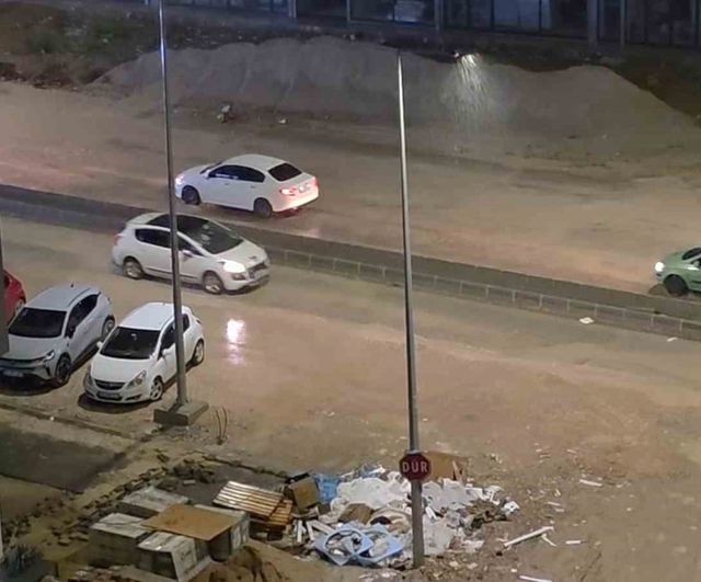 Edirne'de Gece Sağanağı: Cadde ve Sokaklarda Su Birikintileri Trafiği Etkiledi