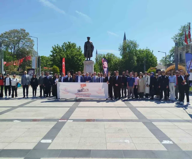 Edirne'de Gençlik Haftası Atatürk heykeli önünde törenle kutlandı