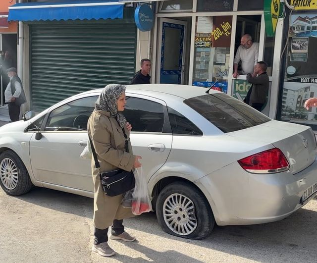 Edirne'de kontrolden çıkan panelvan park halindeki 5 araca çarptı: 2 yaralı