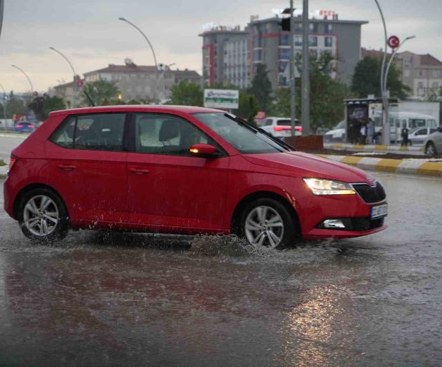Edirne'de Sağanak Etkili Oldu: Trafikte Zorluklar ve Altyapı Gözlemleri