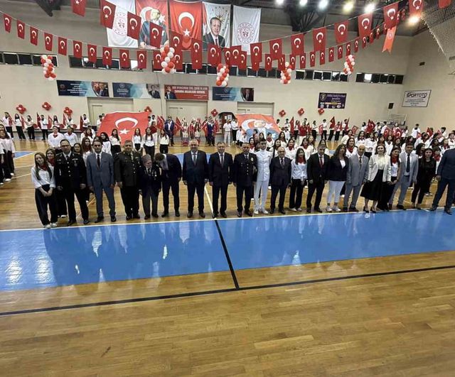 Edremit'te 19 Mayıs coşkusu: kortej, resmi tören ve spor gösterileri