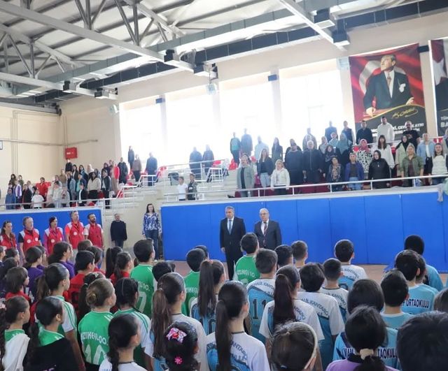 Edremit'te 8 bin 368 öğrenci 'Geleneksel Çocuk Oyunları' etkinliğinde buluştu