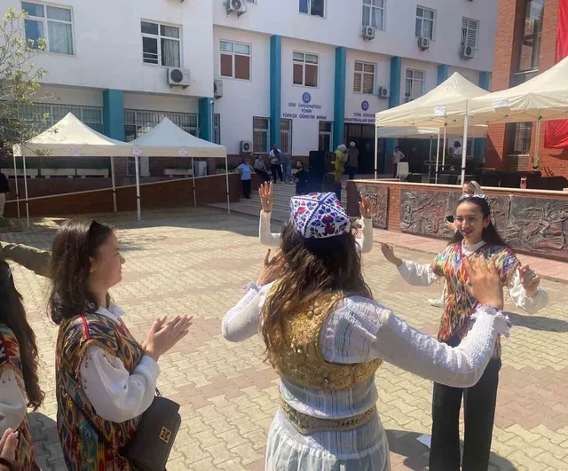 Ege'de 'Kelimelerin Rengi' Programı: Türkiye-Özbekistan Gençleri Ortak Kültür Mirasını Yeniden Keşfediyor