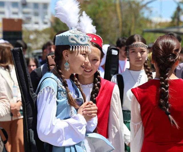 Elazığ'da 19 Mayıs Festivali: Kırgızistan Ekibi Geleneksel Kıyafet ve Müzikleriyle Sahne Aldı