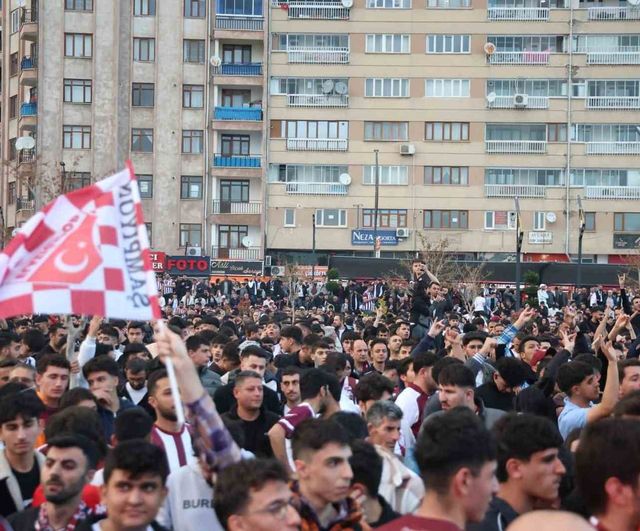Elazığ’da binlerce taraftar Cumhuriyet Meydanı’nda maçı dev ekrandan izledi