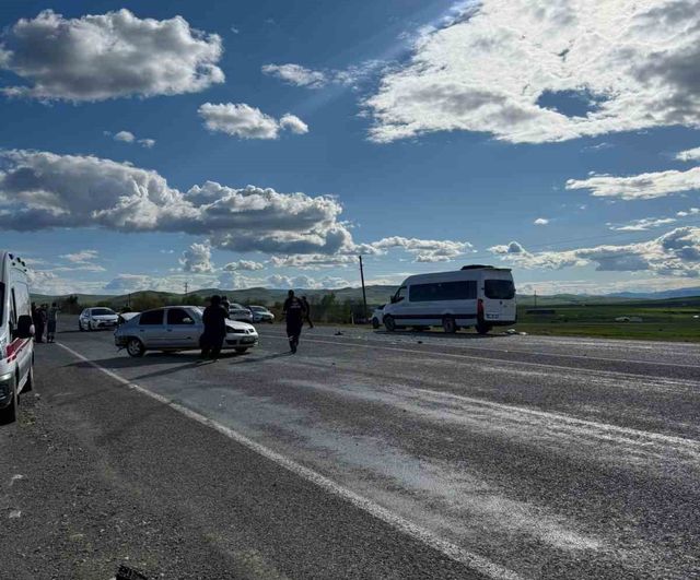 Elazığ'da Karakoçan Çayırdam mevkiinde trafik kazası: 3 yaralı