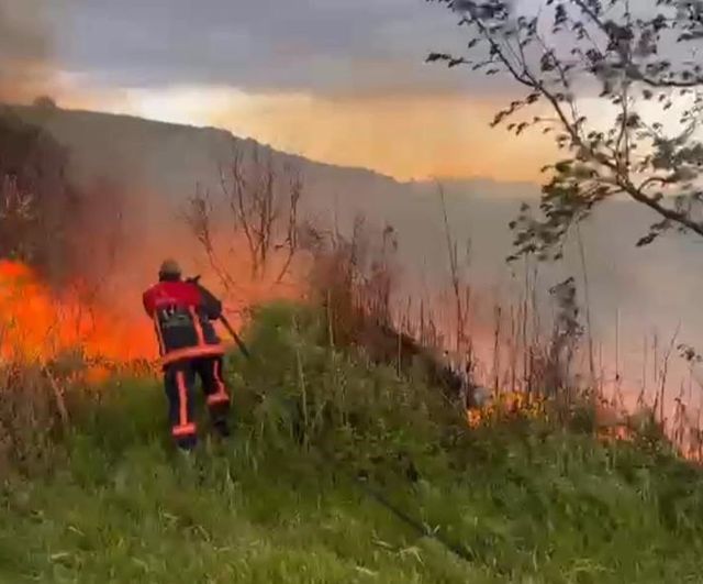 Elazığ'da Kuşçu köyü yakınlarında otluk yangını kontrol altına alındı