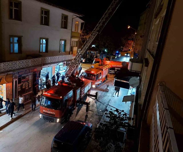 Elazığ'da lokantanın baca kısmında çıkan yangın itfaiye tarafından söndürüldü