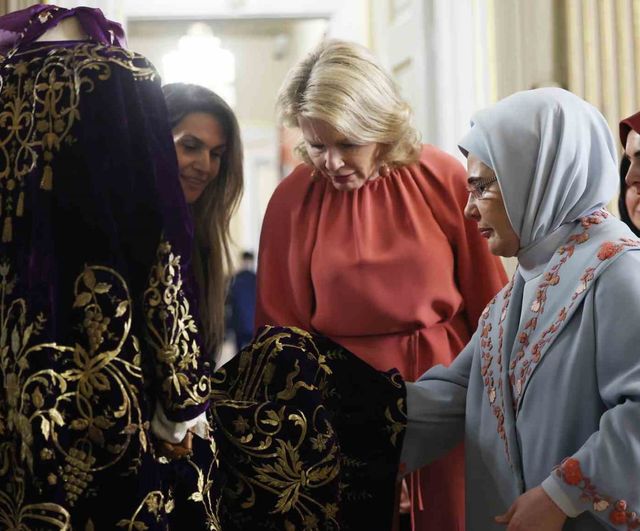 Emine Erdoğan, Belçika Kraliçesi Mathilde’yi Dolmabahçe Sarayı’nda ağırladı
