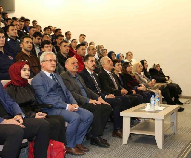 ER-VAK Kadın Komisyonu, 'Safahatın Işığında İstiklal Marşı ve Mehmet Akif Ersoy' Konferansı Düzenledi