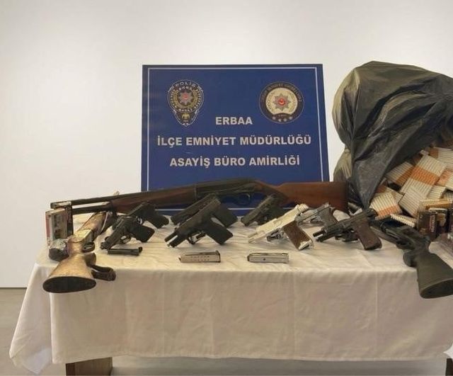 Erbaa’da ruhsatsız silah operasyonunda cephanelik ele geçirildi