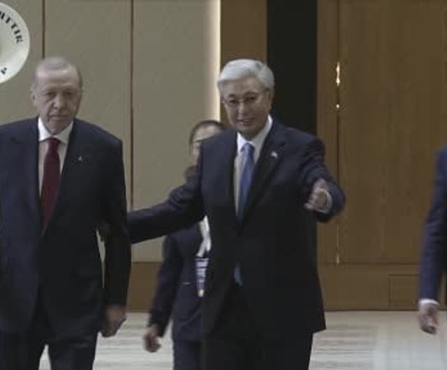 Erdoğan Astana'da Bağımsızlık Sarayı'nda Tokayev tarafından resmi törenle karşılandı