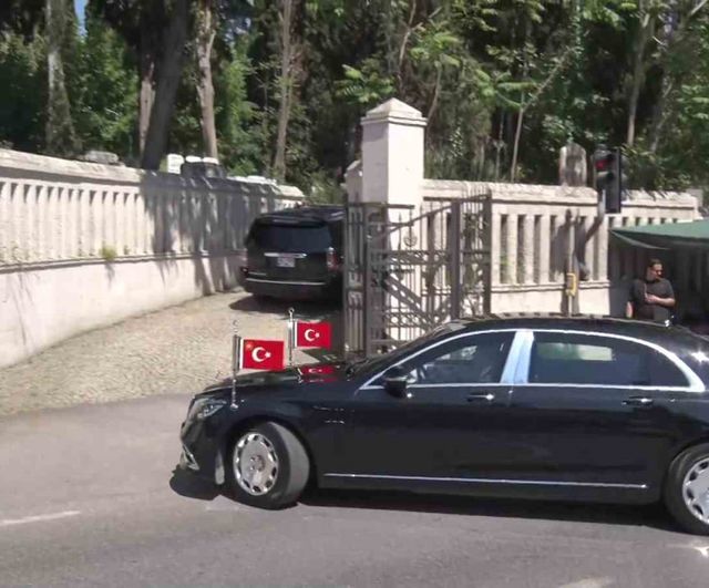 Erdoğan, Kurban Bayramı Arefesinde Anne ve Babasının Kabirlerini Ziyaret Etti