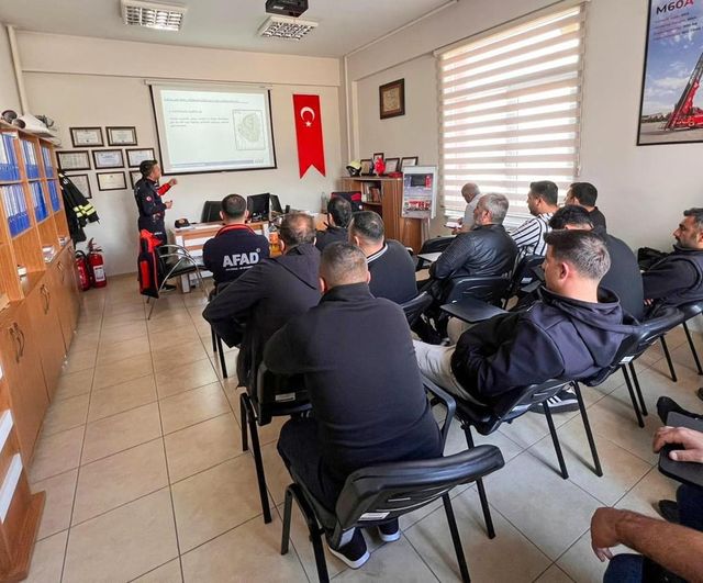Erzincan'da İtfaiye Personeline AFAD ve Sağlık Müdürlüğü İş Birliğiyle Süren Eğitimler