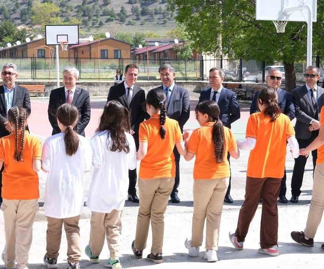 Erzincan’da Mehmetçik Ortaokulu Bilim Fuarı: Başkan Bekir Aksun Projeleri İnceledi