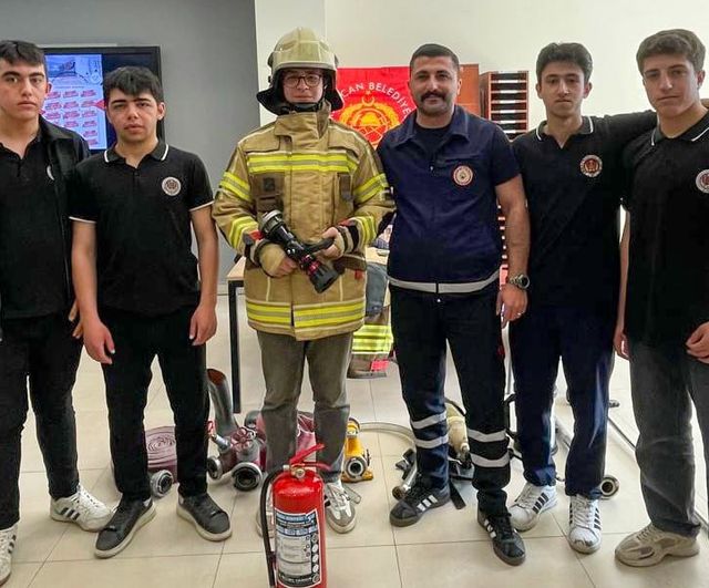 Erzincan'da Öğrencilere İtfaiyecilik Mesleği Tanıtıldı