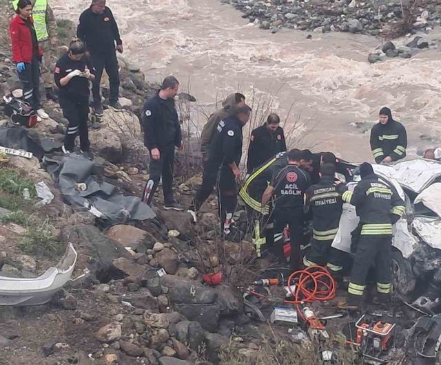 Erzincan'da otomobil dereye uçtu — 2 kişi hayatını kaybetti, 1 ağır yaralı