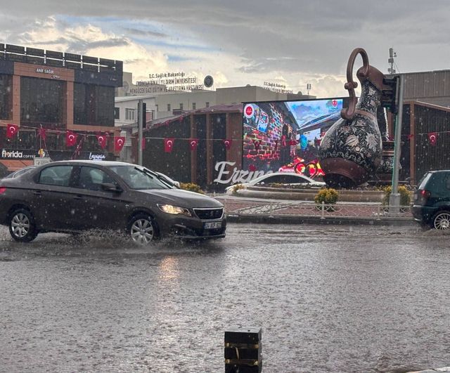 Erzincan'da sağanak: Öğle yağışı cadde ve sokaklarda su birikintilerine yol açtı