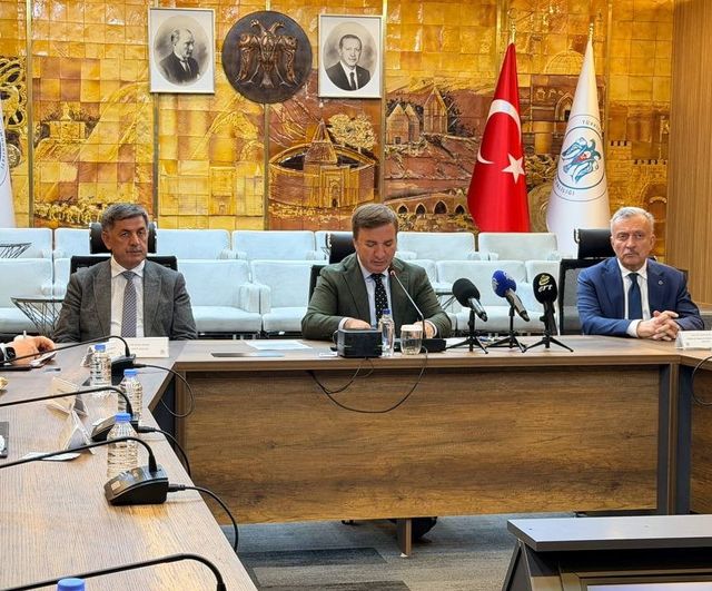 Erzincan'da Üniversiteler Arası 'Dijital Dünyanın Kullanıcıları' Sempozyumu: Gençler Kürsüde