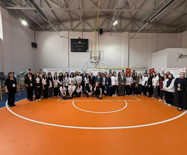 Erzincan Lisesi'nde Bilim Fuarı: Öğrenciler Projelerini Sergiledi