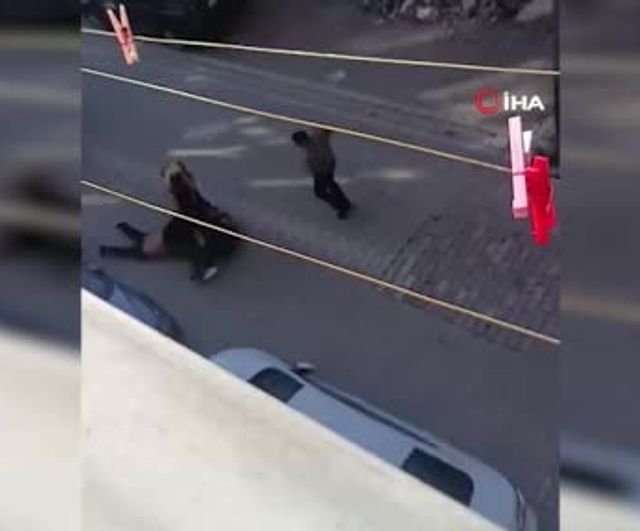 Esenyurt'ta gözaltı sırasında yakınlarının saldırısı: Polis yaralandı
