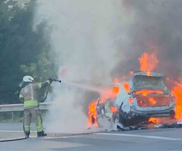 Esenyurt’ta Seyir Halindeki Otomobil TEM Bağlantı Yolunda Alev Aldı