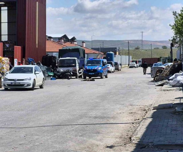 Eskişehir’de geri dönüşüm işletmesinde makineye sıkışan işçi ağır yaralandı