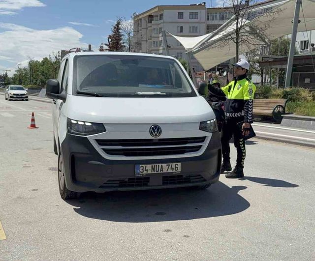 Eskişehir'de ters yönden gelen sürücüye 52 bin 665 TL ceza, polis ekiplerine tepki gösterdi