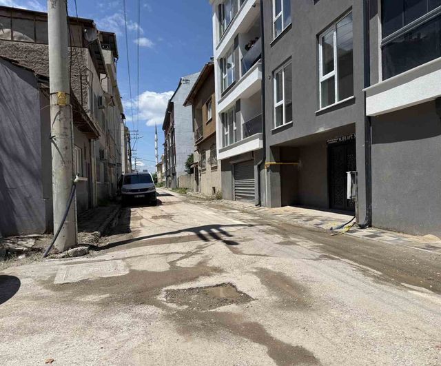 Eskişehir Şarhöyük'te Çukurlu Yollar Sürücü ve Yayaları Zorluyor