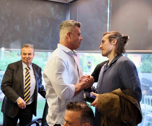 Fenerbahçe Başkanı Sadettin Saran ve yöneticiler, sezonun son maçı öncesi futbolcularla veda yemeğinde buluştu