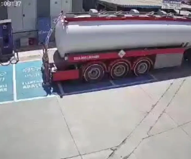 Fethiye’de tanker yangını güvenlik kamerasına yansıdı — İtfaiye 7 araç ve 17 personelle müdahale etti