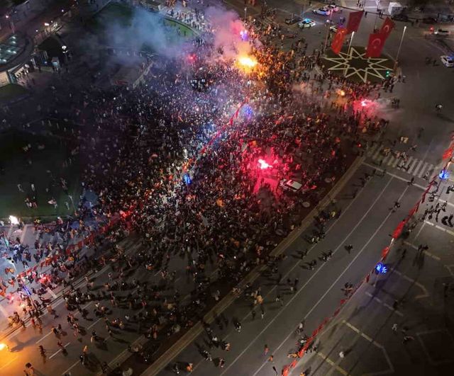 Galatasaray'ın şampiyonluğu Kayseri'de Cumhuriyet Meydanı'nda kutlandı