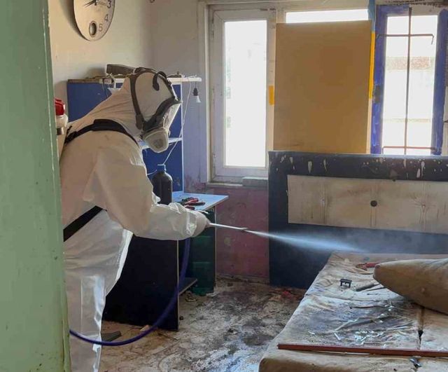 Gebze'de kamyon dolusu çöp içinde yaşayan 60 yaşındaki adam barınma merkezine yerleştirildi
