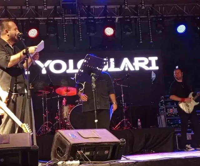 Gece Yolcuları'na sahnede sürpriz: Trakya Üniversitesi'nden diplomalarını konser sırasında aldılar
