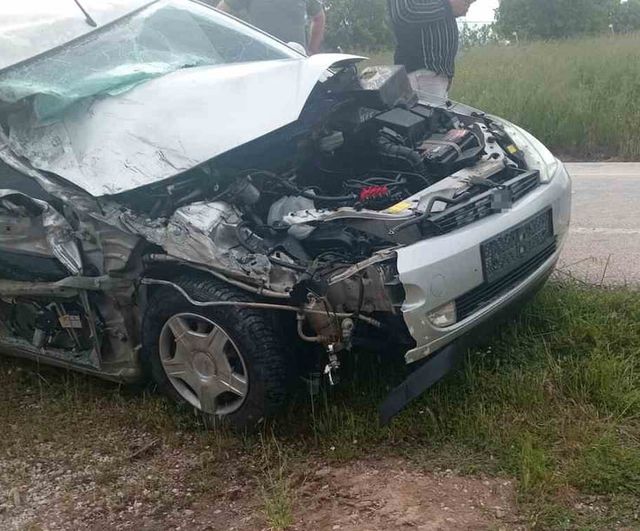 Gediz'de otomobil ile kamyon çarpıştı: 3 yaralı