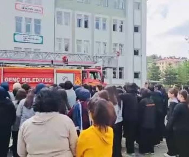 Genç'te okullarda yangın ve tahliye tatbikatları: Öğrencilere uygulamalı eğitim verildi