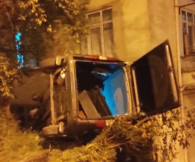 Giresun'da freni boşalan hafif ticari araç apartman boşluğuna düştü