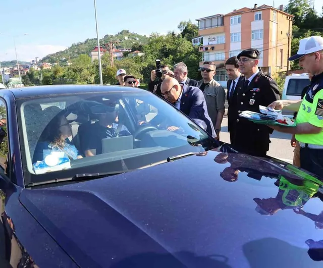 Giresun Valisi Mustafa Koç: Trafik noktasında bayramlaşma, sürücülere çikolata ikramı ve kapsamlı önlemler