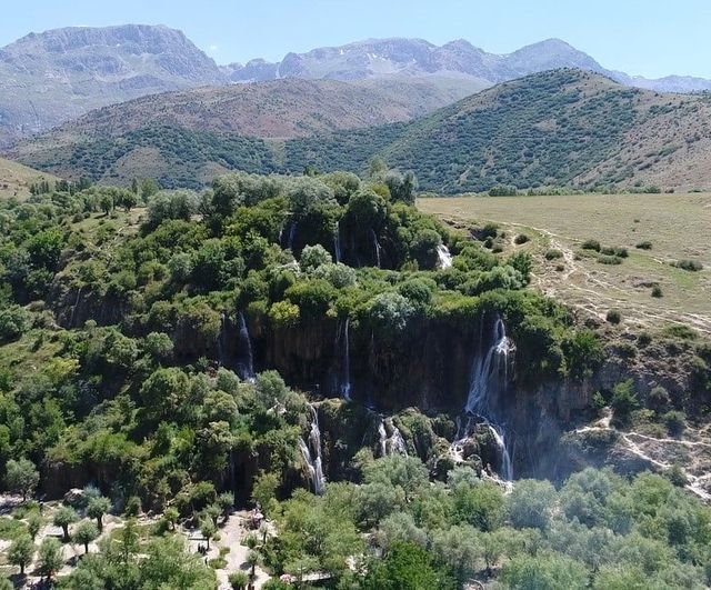 Girlevik Şelalesi'nin debisi arttı: Erzincan'da ziyaretçi yoğunluğu