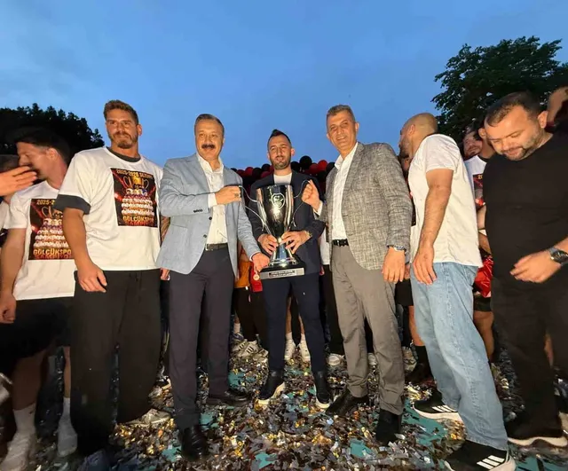 Gölcükspor kupayla kente döndü: TFF 3. Lig’e yükseliş ilçede kutlandı