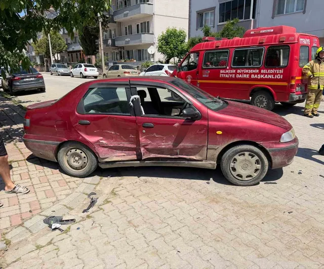 Gönen’de trafik kazası: İtfaiye ekipleri araçta sıkışan 3 kişiyi kurtardı