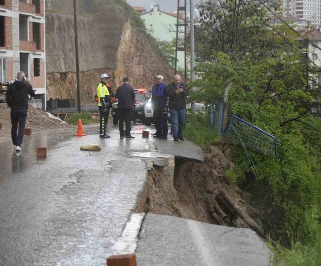 Gümüşhane'de Karşıyaka Mahallesi'nde Aşırı Yağış Sonrası Yol Çökmesi, Bölge Trafiğe Kapandı