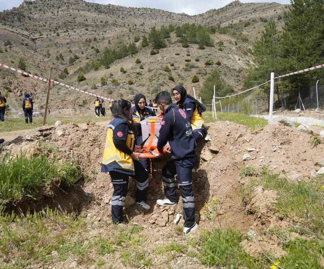 Gümüşhane'de Üniversite Öğrencileri Afet Tatbikatında Gerçeğe Yakın Parkurlarda Yarıştı
