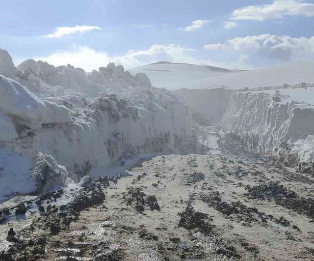 Hakkari'de 3 bin 500 rakımlı Berçelan Yaylası'nda Mayıs'ta 4 metreye varan kar